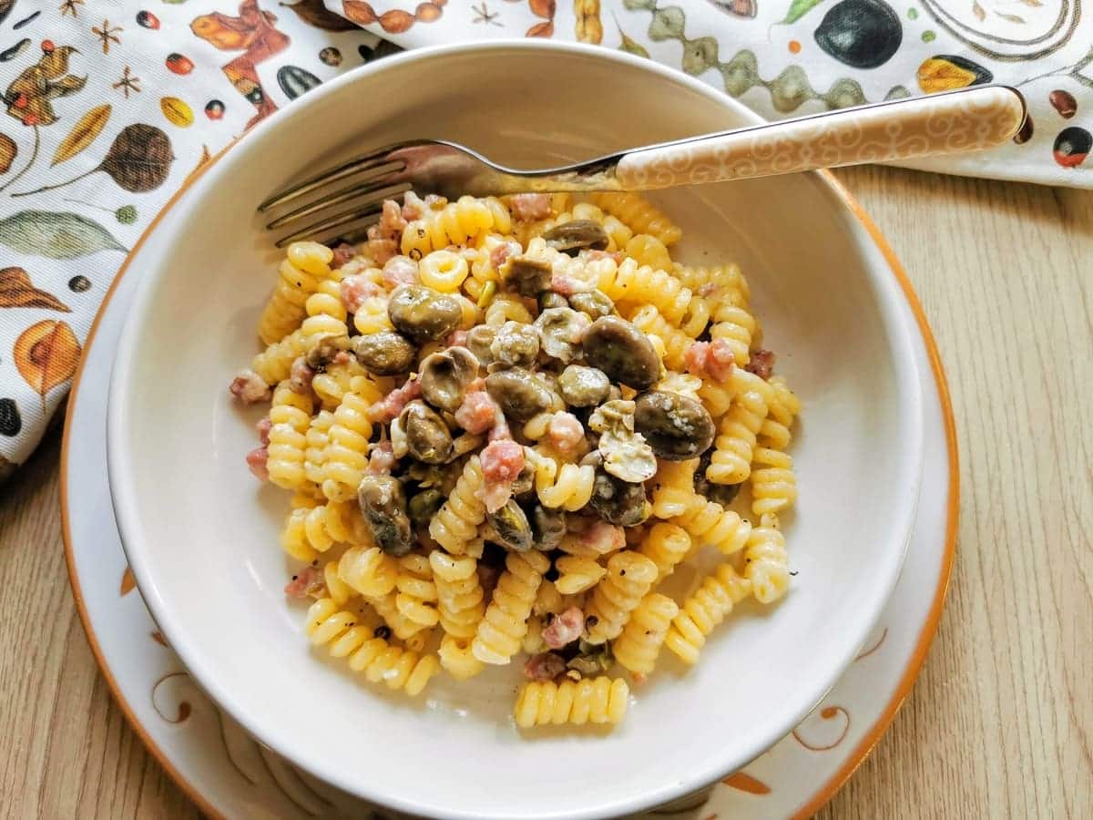 Pasta with fava beans and pancetta (fave in porchetta). Recipe from Le Marche.