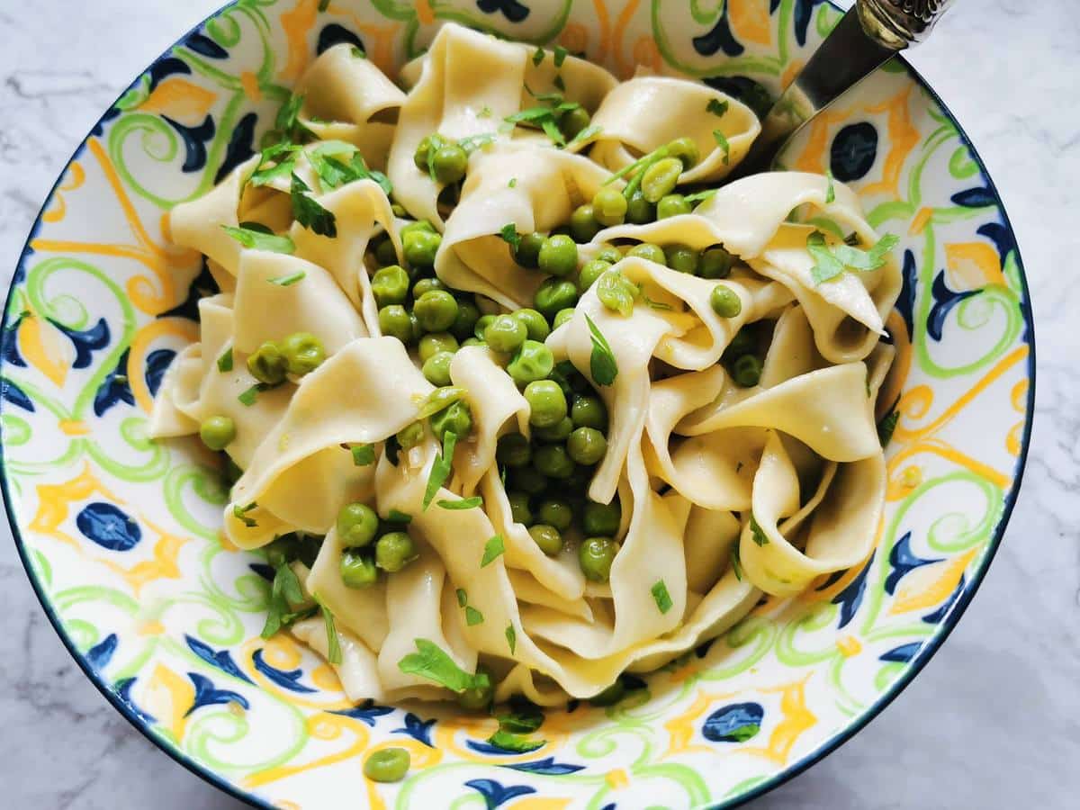 Pasta with peas in a bowl.