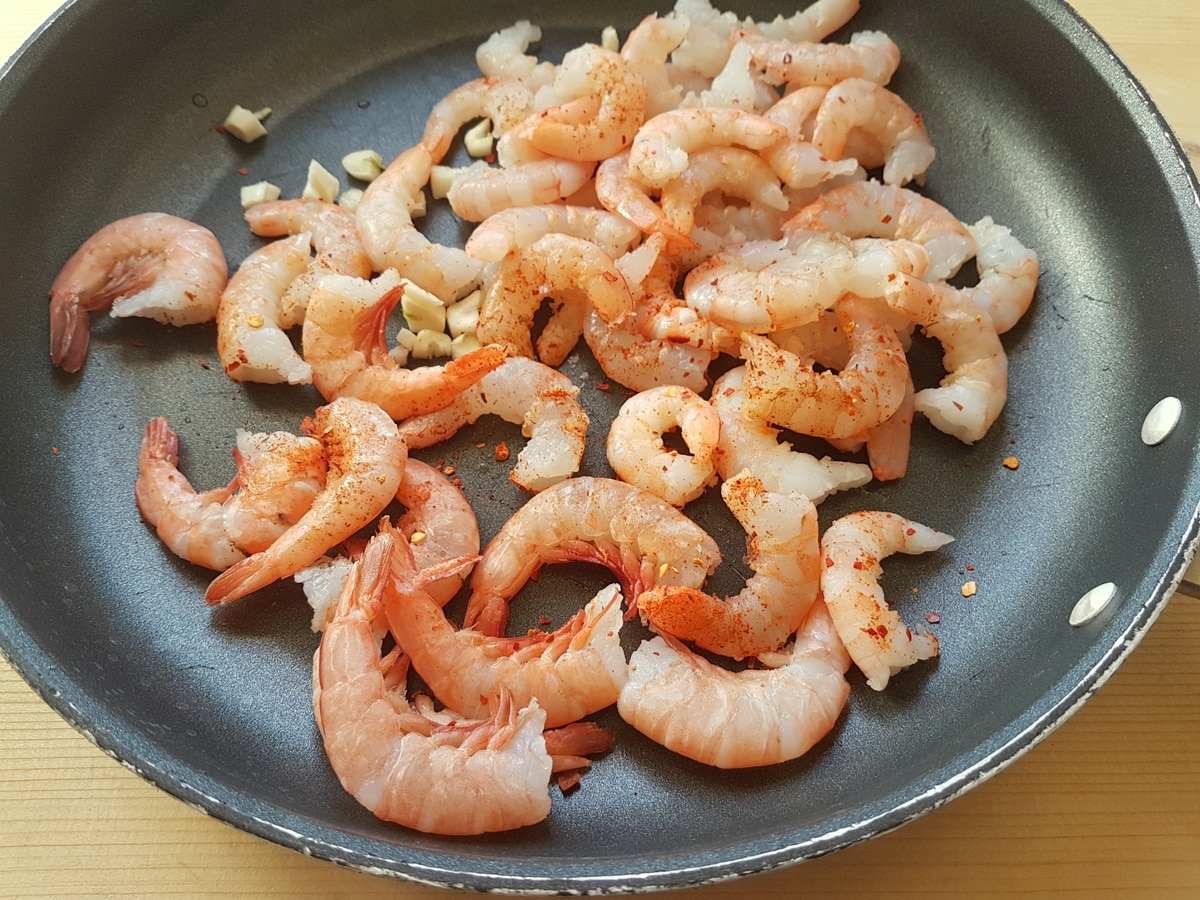 Shrimp, chili and garlic in a pan.