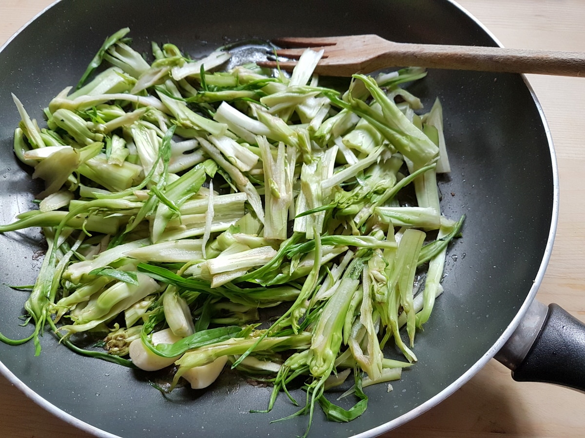 Puntarelle in a pan.