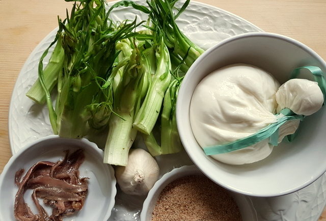 Pasta de puntarelle con burrata