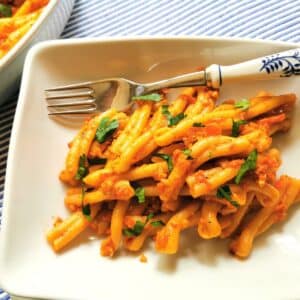 Roasted red pepper pesto mixed with pasta.