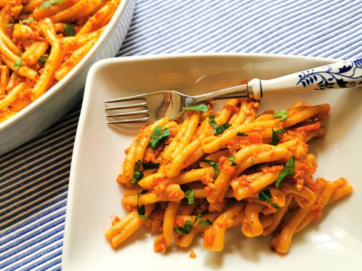 Roasted red pepper pesto mixed with pasta.