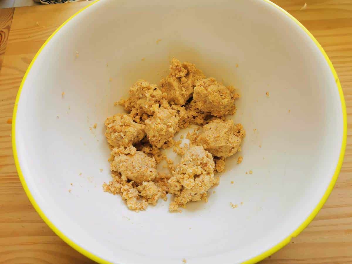 Ready scarpinocc filling paste in large bowl.