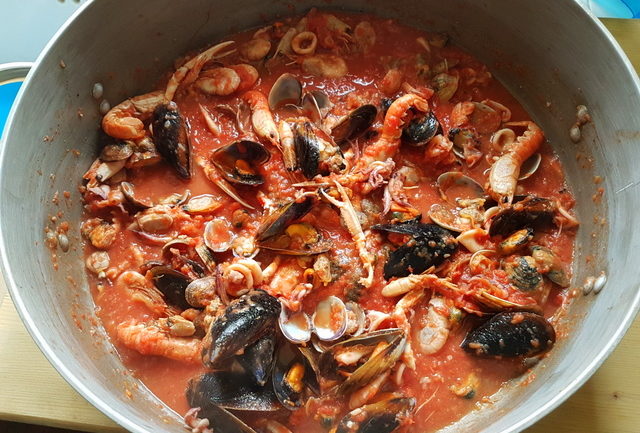 ready seafood sauce in large pot