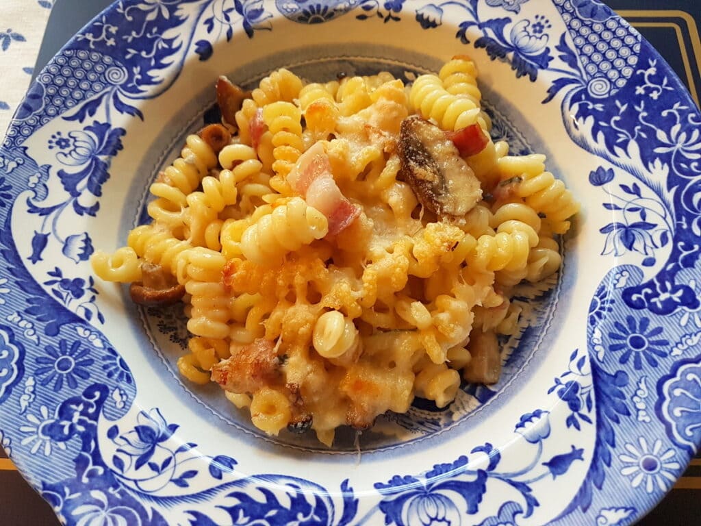 baked short fusilli bucati with bacon, gorgonzola and mushrooms