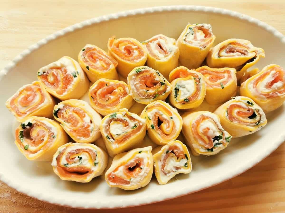 Smoked salmon pasta rosettes (rolls).