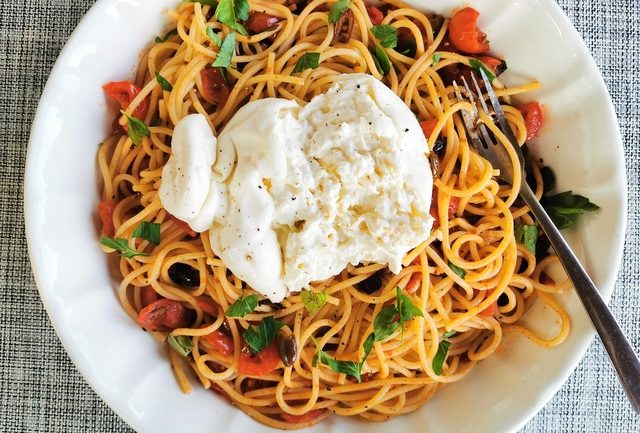 Spaghetti alla checca with burrata