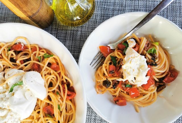 spaghetti alla checca with burrata