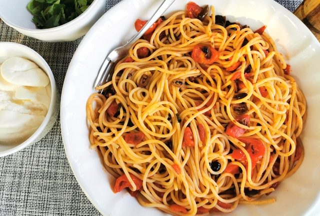 spaghetti alla checca in serving bowl