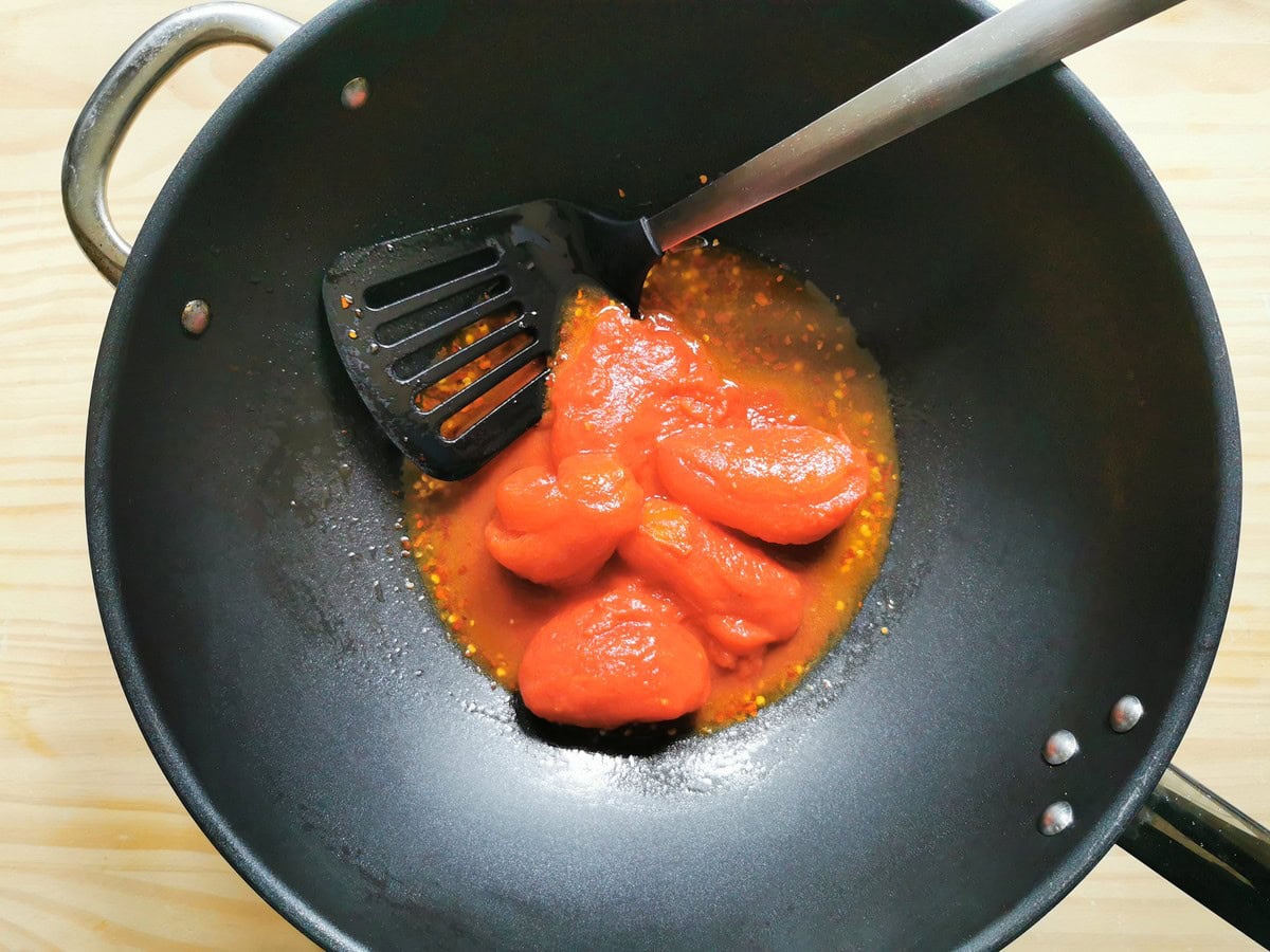 Canned tomatoes added to the amatriciana sauce.