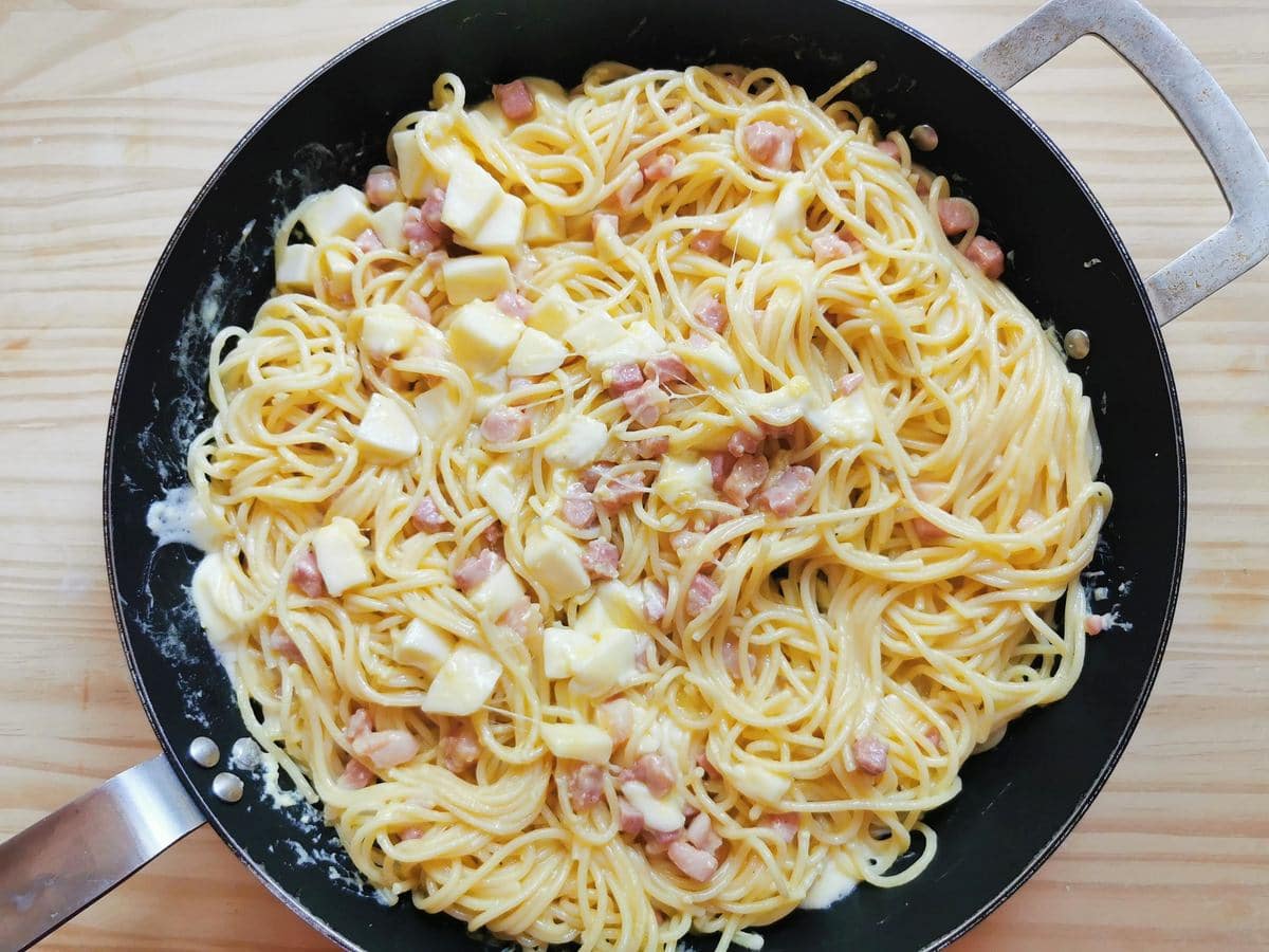 Spaghetti with eggs, cheese and pancetta in skillet.