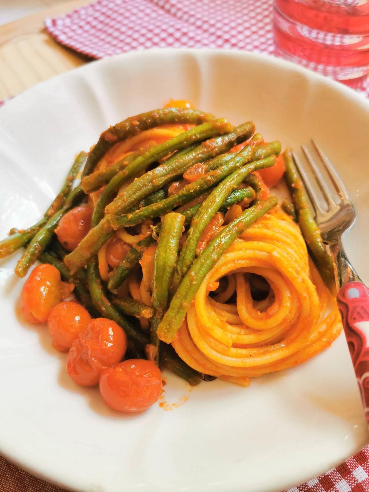 Pasta with green beans and tomato.