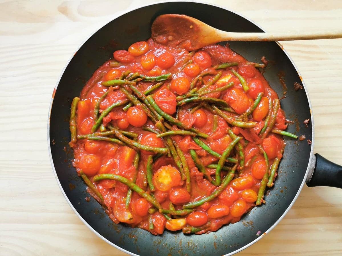 Ready green bean and tomato sauce in skillet.