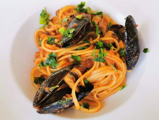 spaghetti with mussels alla tarantina 