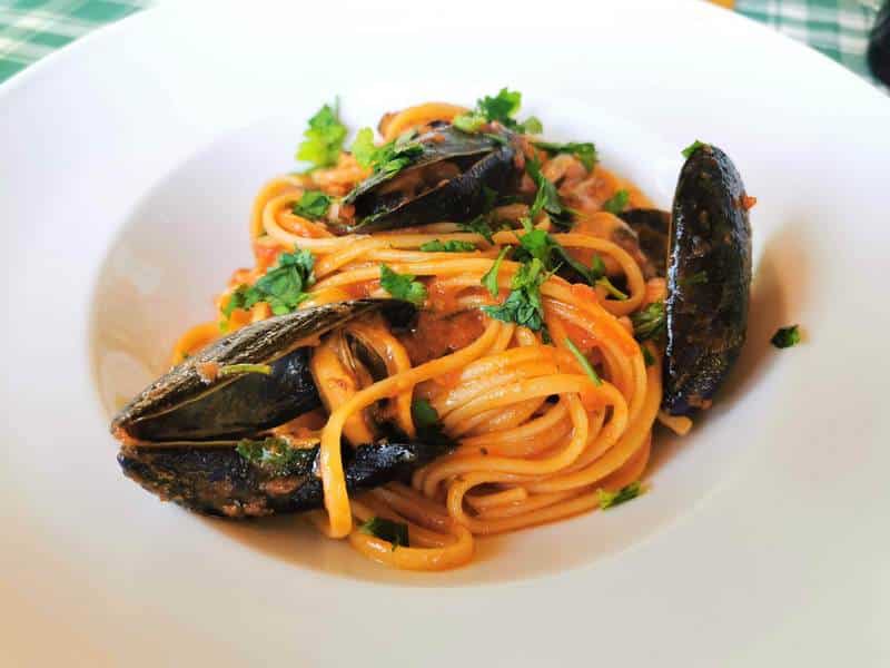 Linguine/Spaghetti with mussels white sauce Linguine e Cozze.