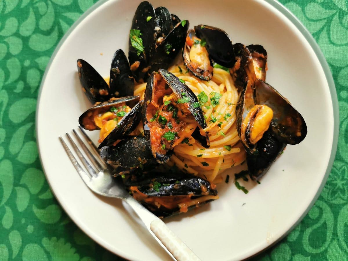 Spaghetti with mussels and tomato sauce alla tarantina.