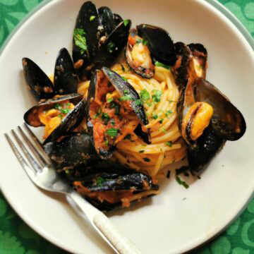 Spaghetti with mussels and tomato sauce alla Tarantina.
