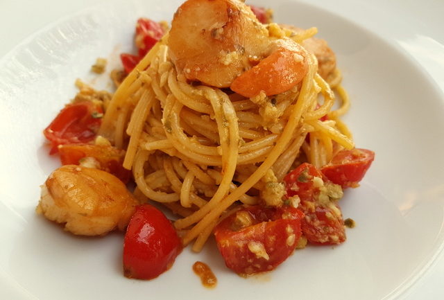 spaghetti with scallops and citrus fruit; Italian recipe