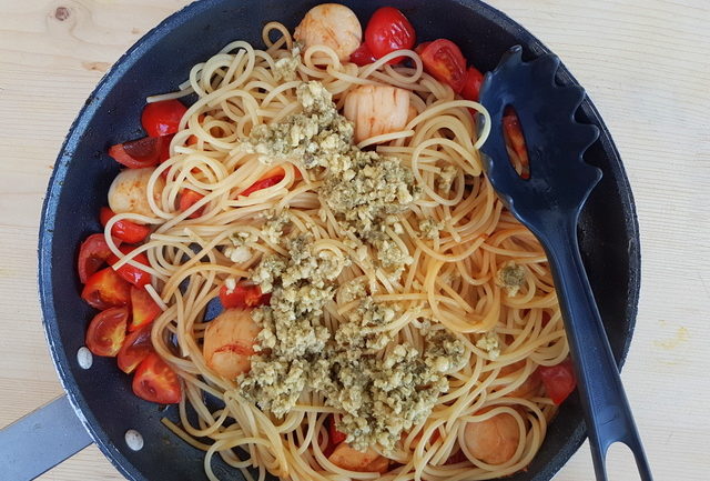 spaghetti with scallops and citrus fruit; Italian recipe