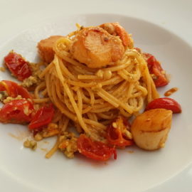 spaghetti with scallops and citrus fruit; Italian recipe