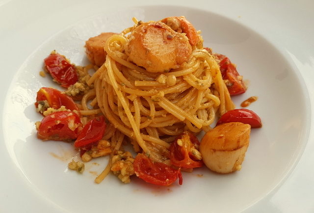 spaghetti with scallops and citrus fruit; Italian recipe