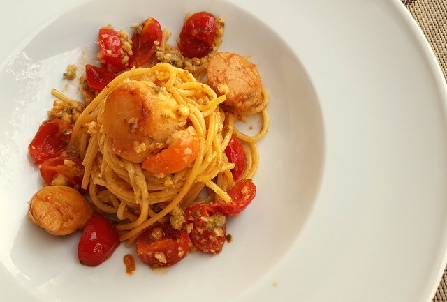 spaghetti with scallops and citrus fruit; Italian recipe