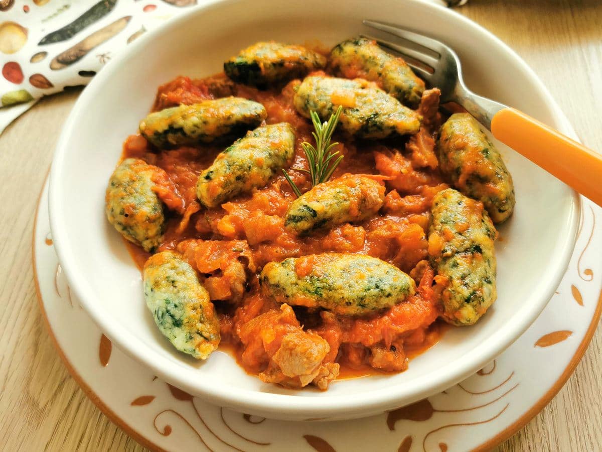 Spinach gnocchi with lamb ragu recipe from Abruzzo