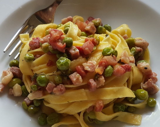 tagliatelle pasta med färska ärtor och pancetta