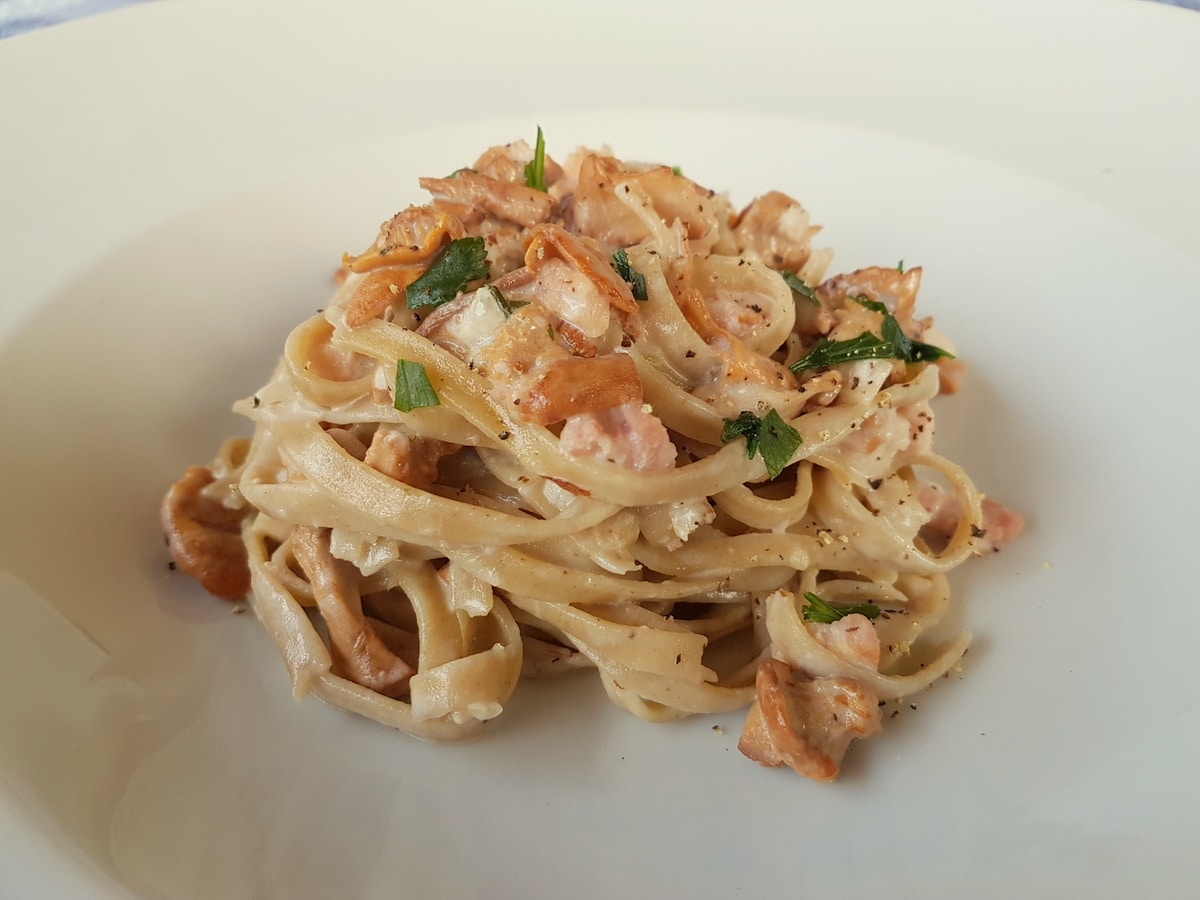 Schüttelbrot tagliatelle with chanterelles and speck.