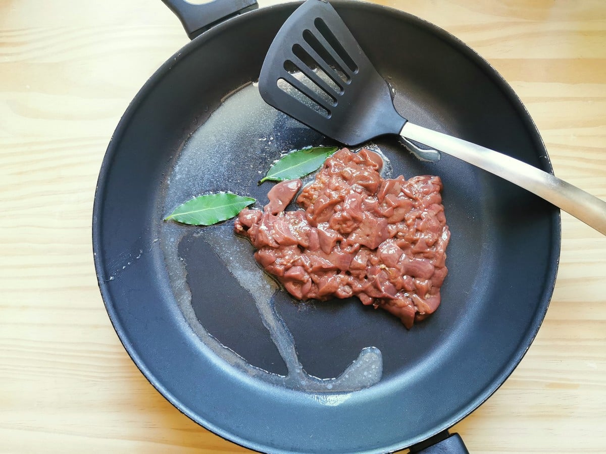 Chicken liver, bay leaves and butter in a pan