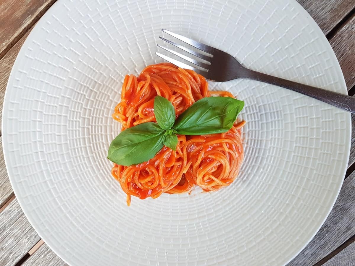 Spaghetti with tomato sauce garnished with basil