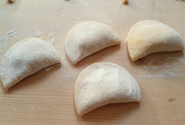 tortelli fatti in casa semicircolari