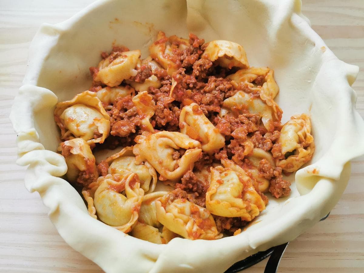 tortellini with Bolognese in the pastry dough lined cake tin.