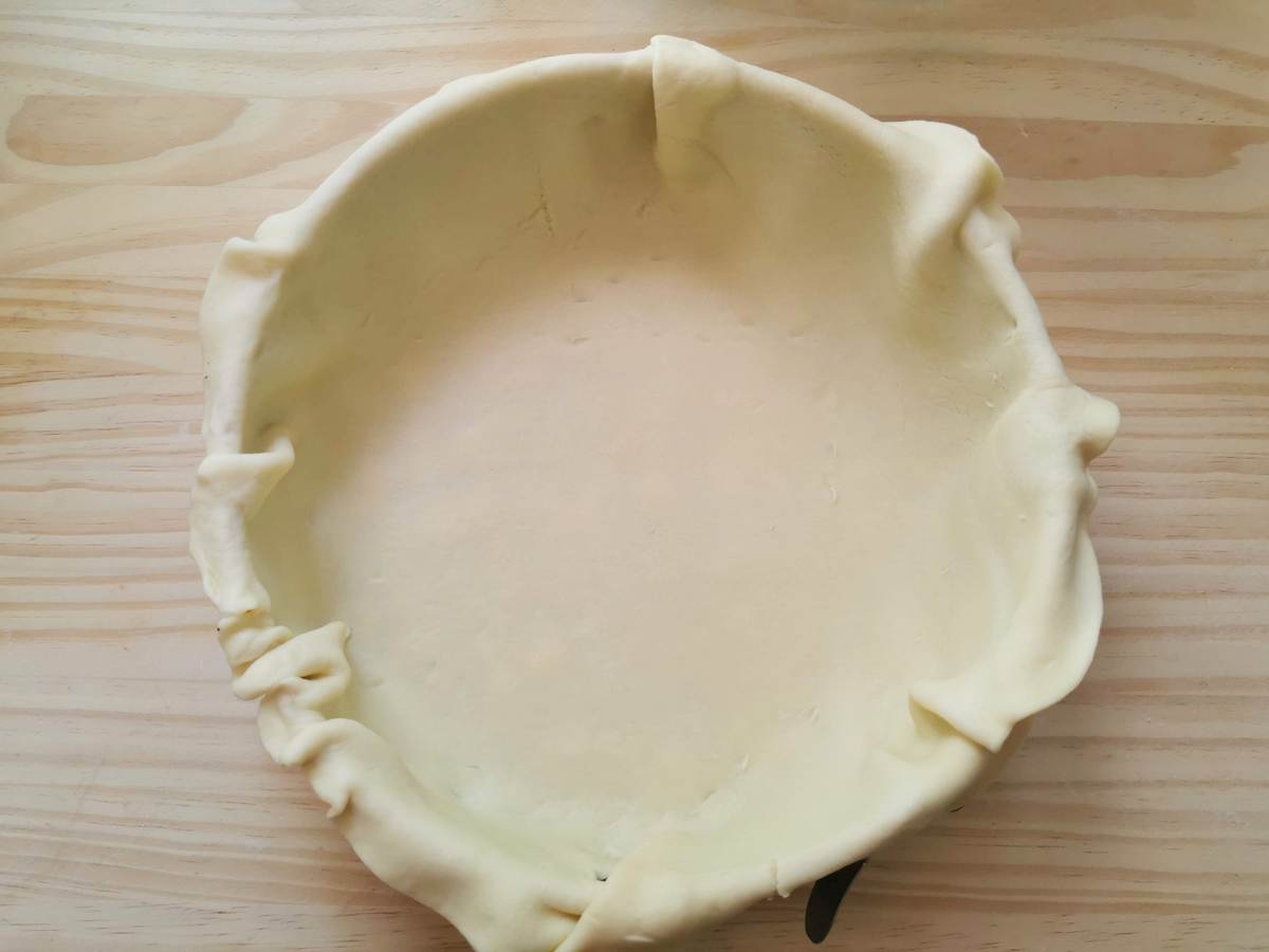 Spring form cake tin lined with a sheet of pie pastry dough