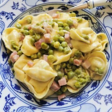 Tortellini with ham and peas.