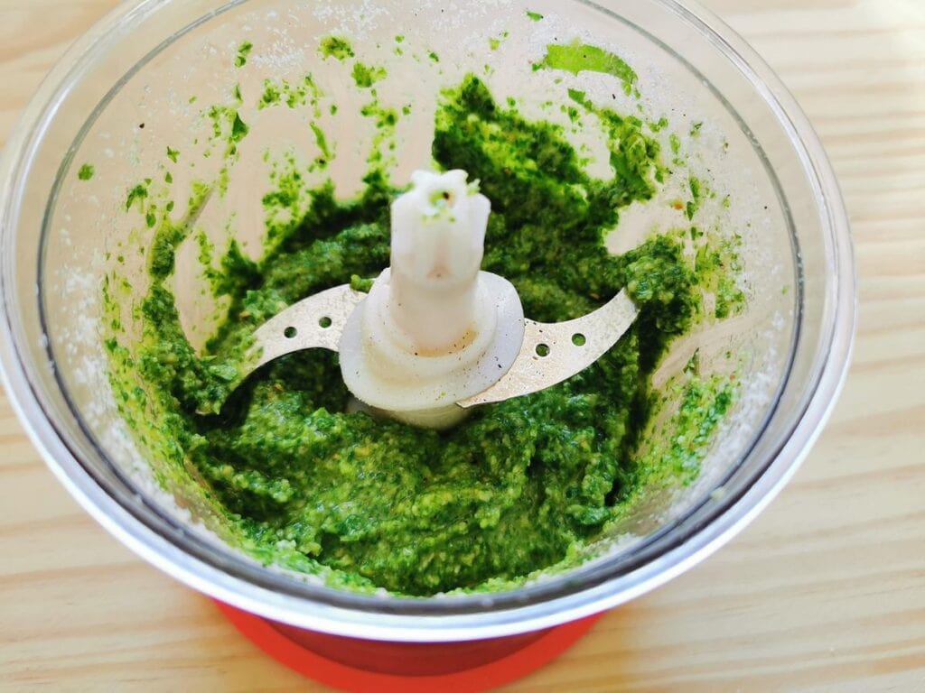 pesto de roquette prêt dans un robot culinaire