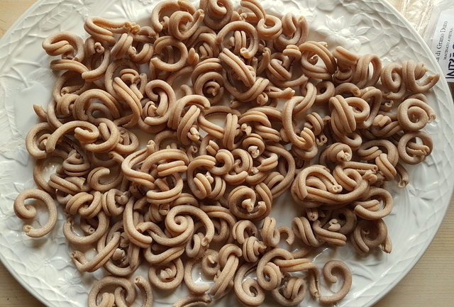 whole-wheat intrecci pasta on a white plate