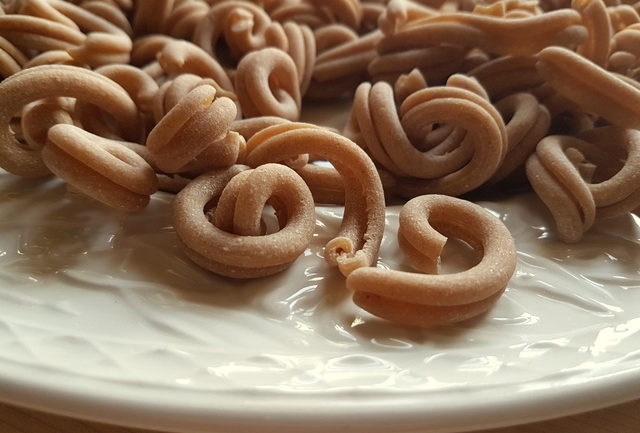 whole-wheat intrecci pasta on a white plate